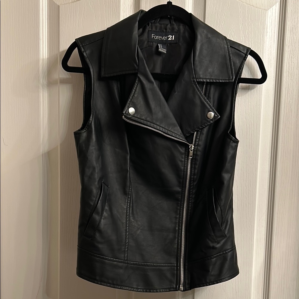 Forever 21 Women's Black Sleeveless Jacket 12-26